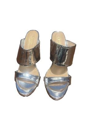 Olivia Jaynes Metallic Silver Two-Band Slide Sandals - Women's Sz 8